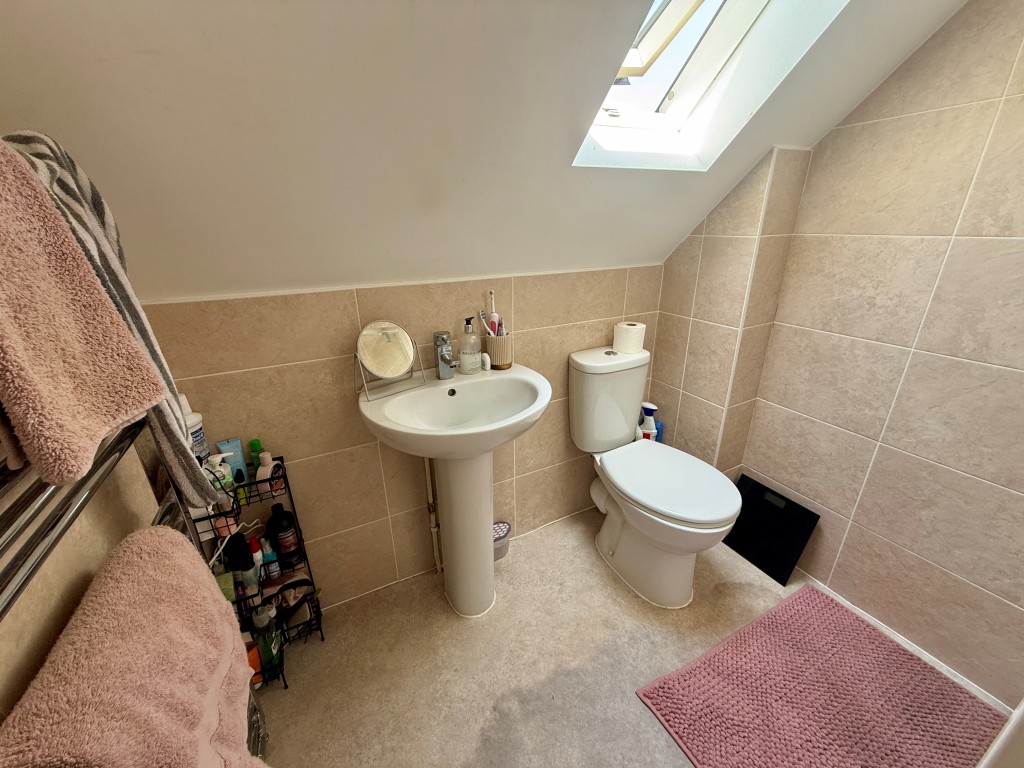 Lot: 163 - FREEHOLD INVESTMENT COMPRISING FIVE FLATS - Flat E Shower room with W.C.
